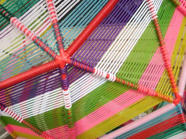 plastik telden yapılmış çok renkli bir sandalyenin yakın çekim 3