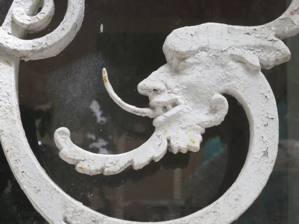 Украшение головы ртом и языком из белого окрашенного металла — стоковое фото