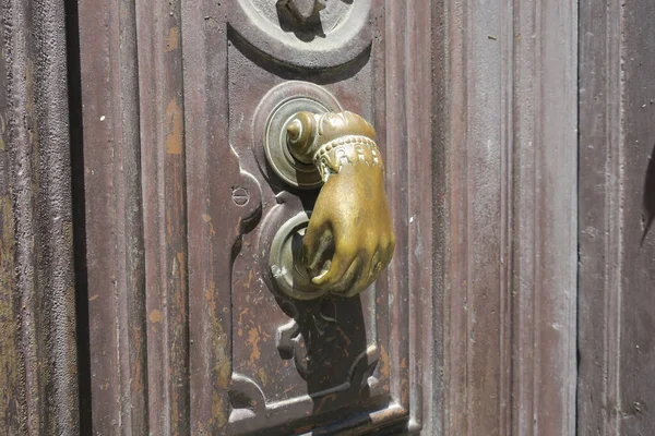 Door Knocker Copper Hand Ornaments Brown Wooden Door — Stock Photo, Image