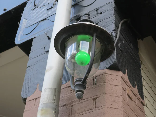 房子正面有绿色灯泡的灯笼 — 图库照片