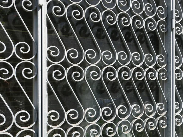 Une Clôture Métallique Formée Spirales Peintes Gris Dans Une Grille — Photo