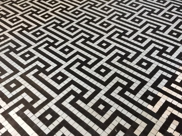 Пол Геометрическим Рисунком Белой Черной Плитки — стоковое фото