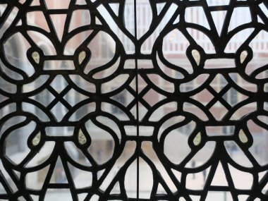 Amsterdam Hollanda 'daki Rijksmuseum' daki bir vitrinden bakıyor.