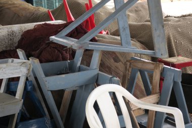 El Morche kıyısında bir yığın trestles, semer, balık ağları ve sandalyeler.