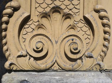 İki spiral: bir evin ön cephesine oje oyulmuş ahşap süs