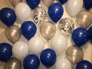 Mavi, gümüş, beyaz ve konfeti ile şeffaf balonlar helyum balonlar çarpıcı çağlayan