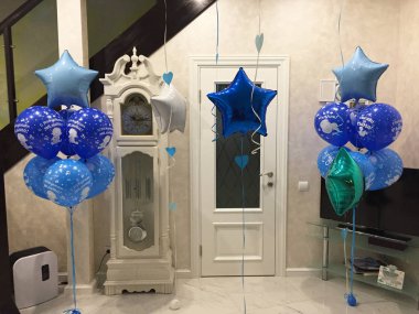 Mavi ve beyaz helyum balonlar ile dekore edilmiş güzel stilize aydınlık oda, yıldız şeklinde ve çocuğun Doğum günü için küresel bir şekil