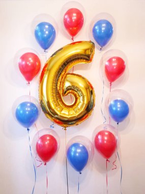 6 yaşında döner çocuğun Doğum günü kutlama için odanın orijinal dekorasyon. Balonlar saydam, kırmızı ve mavidir. Top topu. Tarzı tema parti 