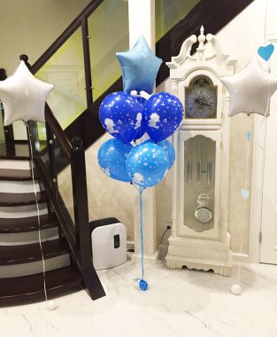Bebeğin Doğum günü için mavi ve beyaz çiçekler helyum balonlar ile dekore edilmiş güzel bir ışık stilize Oda