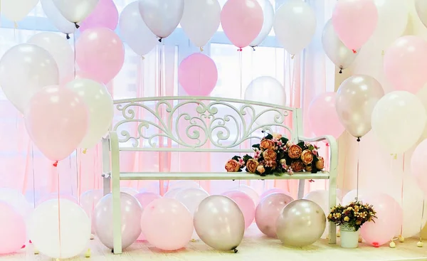 Fotoestúdio Decorado Com Muitos Balões Cores Brancas Cor Rosa Prateadas — Fotografia de Stock
