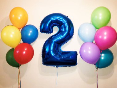 Kompozisyon çok renkli helyum balonlar ve büyük bir balon rakamlar. Doğum gününde çocuğun kutlama!
