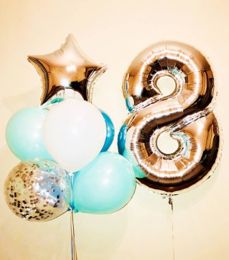 Helyum balon renklerin, beyaz, mavi ve Akuamarin ve aynı zamanda şeffaf simli konfeti ile çok güzel bir kompozisyon, bir ayna yıldız ve büyük bir sekiz şekli. Bir Doğum günü hediyesi için sevgi ile oğlu!