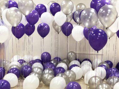 Fotoğraf stüdyosu, beyaz, gümüş ve mor helyum balonları ile dekore edilmiştir. Güzel, yaratıcı ve özgün