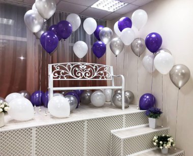 PhotoStudio, bir kıvırcık tezgah, adım ve helyum balonları beyaz, gümüş ve mor ile dekore edilmiştir. Güzel, yaratıcı ve özgün
