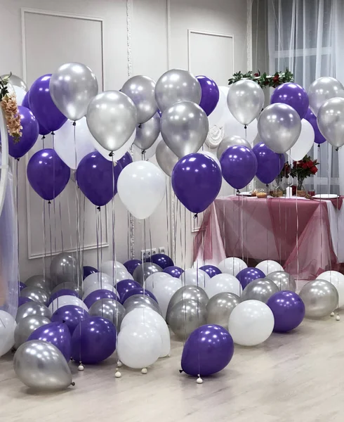 Fotoğraf stüdyosu, beyaz, gümüş ve mor helyum balonları ile dekore edilmiştir. Güzel, yaratıcı ve özgün