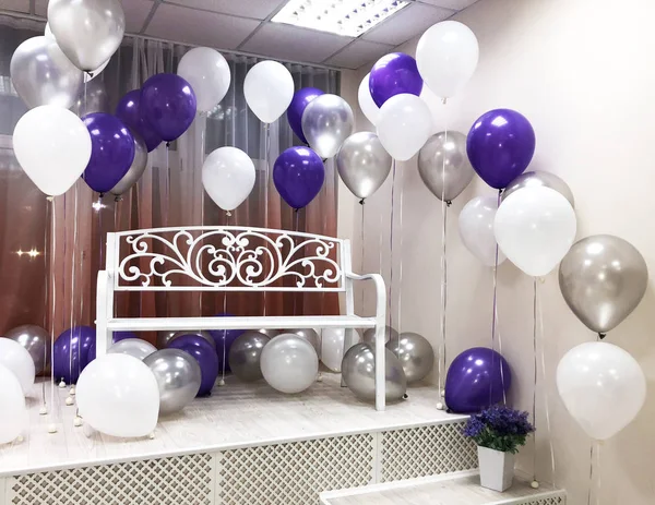 PhotoStudio, bir kıvırcık tezgah, adım ve helyum balonları beyaz, gümüş ve mor ile dekore edilmiştir. Güzel, yaratıcı ve özgün