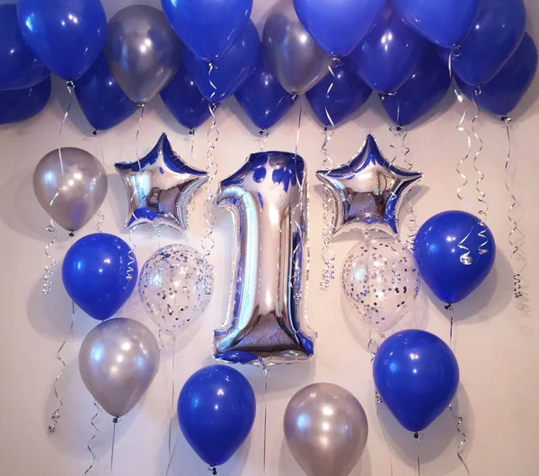 Яскравий Склад Гелієвих Кульок Синього Срібного Прозорого Конфетті Срібних Зірок — стокове фото