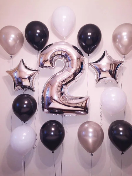 Siyah, beyaz ve gümüş renklerin yanı sıra simli yıldız helyum balonları bileşimi ve büyük bir gümüş iki numara. Küçük Prens Doğum günü için sürpriz