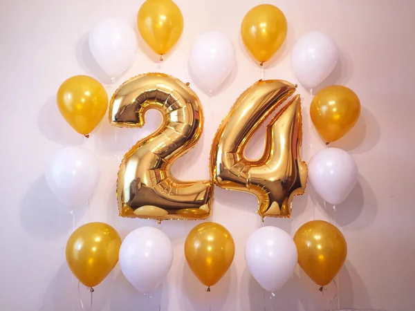 Dekoration Der Fotozone Mit Goldenen Und Weißen Heliumballons Geburtstagsgeschenk Für — Stockfoto