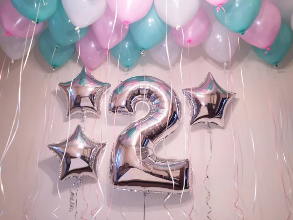 Kompozisyon helyum balonları nane, pembe ve beyaz pearlescent renkler yanı sıra gümüş yıldız ve iki geniş gümüş numaralı. Küçük Prenses Doğum günü için sürpriz