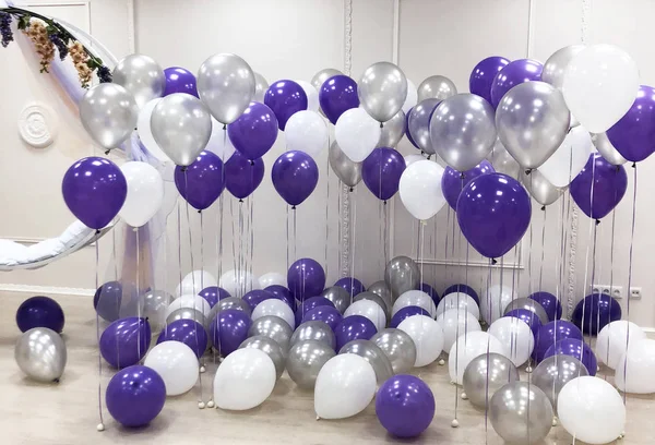 Fotoğraf stüdyosu, beyaz, gümüş ve mor helyum balonları ile dekore edilmiştir. Güzel, yaratıcı ve özgün