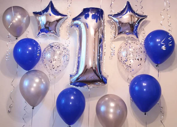 Çocuk odası dekorasyon ilk Doğum günü kutlama için. Mavi, gümüş helyum balonlar, simli yıldız, büyük bir rakam ve konfeti ile balonlar. Küçük oğlumun ilk parti
