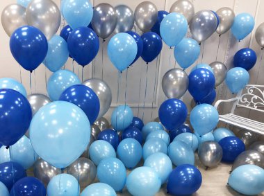 Güzel bir oda mavi, açık mavi ve gümüş renkleri helyum balonları ile dekore edilmiştir. Profesyonel tasarım. Modern, şık ve şenlikli