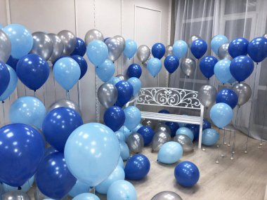 Güzel bir oda mavi, açık mavi ve gümüş renkleri helyum balonları ile dekore edilmiştir. Profesyonel tasarım. Modern, şık ve şenlikli