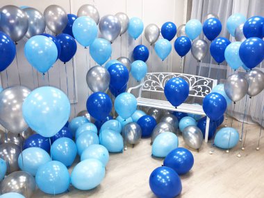 Güzel bir oda mavi, açık mavi ve gümüş renkleri helyum balonları ile dekore edilmiştir. Profesyonel tasarım. Modern, şık ve şenlikli