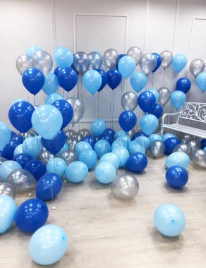 Güzel bir oda mavi, açık mavi ve gümüş renkleri helyum balonları ile dekore edilmiştir. Profesyonel tasarım. Modern, şık ve şenlikli