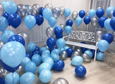 Güzel bir oda mavi, açık mavi ve gümüş renkleri helyum balonları ile dekore edilmiştir. Profesyonel tasarım. Modern, şık ve şenlikli