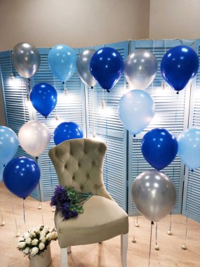Güzel bir oda mavi, açık mavi ve gümüş renkleri helyum balonları ile dekore edilmiştir. Profesyonel tasarım. Modern, şık ve şenlikli