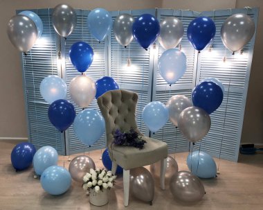 Güzel bir oda mavi, açık mavi ve gümüş renkleri helyum balonları ile dekore edilmiştir. Profesyonel tasarım. Modern, şık ve şenlikli