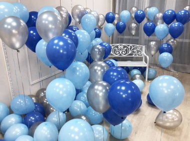 Güzel bir oda mavi, açık mavi ve gümüş renkleri helyum balonları ile dekore edilmiştir. Profesyonel tasarım. Modern, şık ve şenlikli