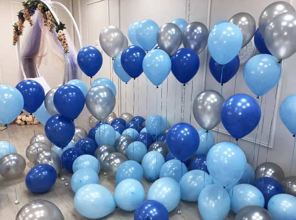 Güzel bir oda mavi, açık mavi ve gümüş renkleri helyum balonları ile dekore edilmiştir. Profesyonel tasarım. Modern, şık ve şenlikli