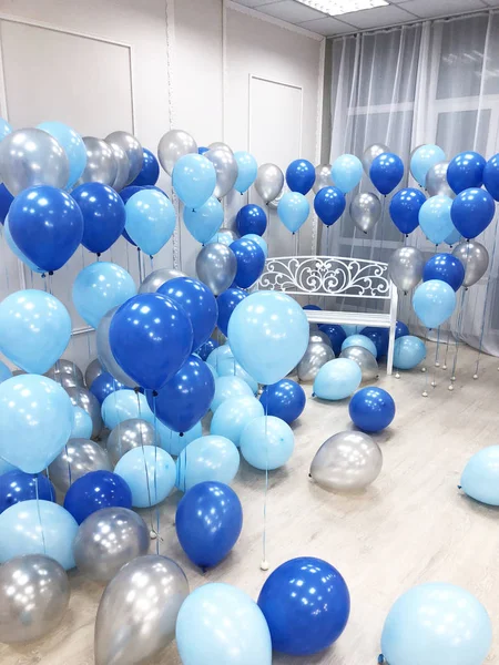 Güzel bir oda mavi, açık mavi ve gümüş renkleri helyum balonları ile dekore edilmiştir. Profesyonel tasarım. Modern, şık ve şenlikli