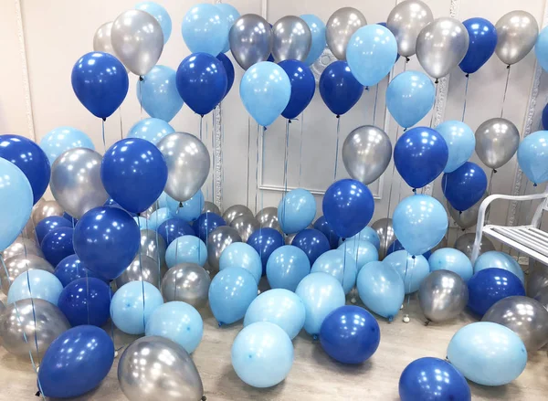 Een Prachtige Kamer Versierd Met Helium Ballonnen Blauw Licht Blauw — Stockfoto