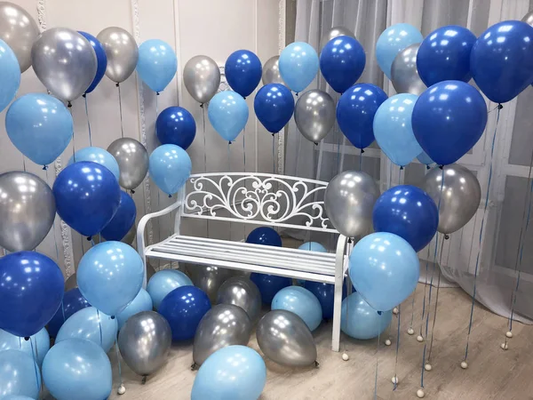 Güzel bir oda mavi, açık mavi ve gümüş renkleri helyum balonları ile dekore edilmiştir. Profesyonel tasarım. Modern, şık ve şenlikli