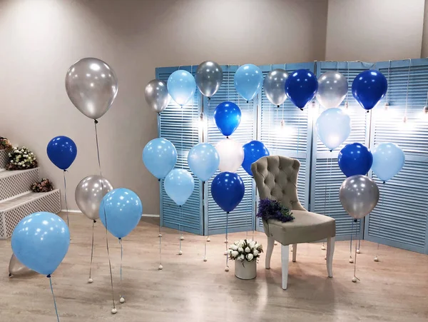 Güzel bir oda mavi, açık mavi ve gümüş renkleri helyum balonları ile dekore edilmiştir. Profesyonel tasarım. Modern, şık ve şenlikli
