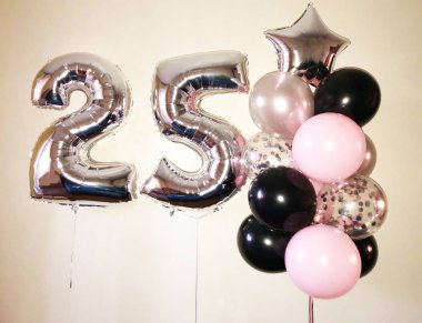 Helyum balon siyah, gümüş, pembe ve konfeti, gümüş yıldız ile şeffaf ve büyük bir kompozisyon 25 gümüş renkler rakamlar. 25 yıldır bir kız için hediye