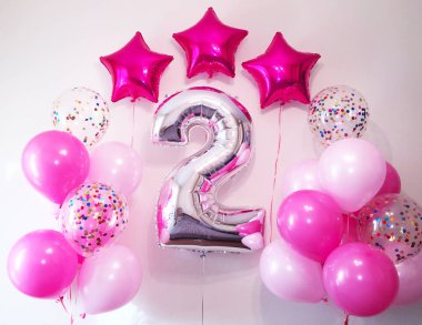 Helyum balonlar beyaz, pembe, konfeti, şeffaf yanı sıra gümüş yıldız ve iki gümüş rengi büyük bir rakam bileşimi. 2 yıldır bir bebek için hediye