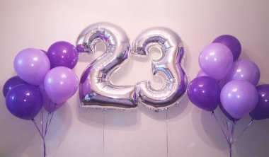 Kompozisyon helyum balon mor ve mor, gümüş yıldız ve 23 gümüş renkleri büyük rakamlar. 23 yıldır bir kız için bir hediye