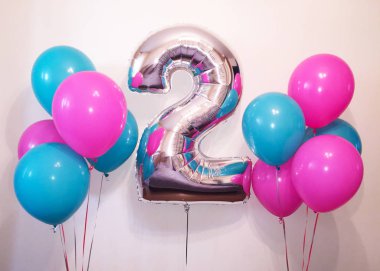 Helyum balonları Fuşya, aquamarine yanı sıra iki gümüş rengi büyük bir rakam bileşimi. 2 yıldır bir bebek için hediye