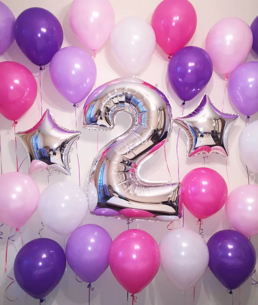 Kompozisyon helyum balonlar Fuşya, beyaz, mor, Lila, gümüş yıldız ve iki gümüş rengi büyük bir rakam. 2 yıldır bir bebek için hediye