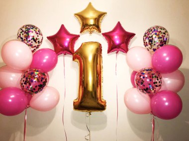 Güzel bir kompozisyon helyum balon pembe, Fuşya ve konfeti, büyük rakamlar bir yanı sıra Fuşya ve altın rengi bir yıldız ile şeffaf. Yeni doğan kız hediye