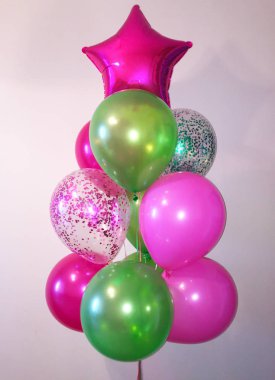 Pembe, inci yeşil ve pearlescent Fuşya, konfeti ve Fuşya bir yıldız ile şeffaf de parlak bir çeşme helyum balonlar