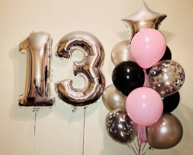 Bir kompozisyon helyum balon siyah, gümüş, pembe ve konfeti ile şeffaf, on üç gümüş renk gümüş yıldız ve büyük rakamlar. 13 yaşındaki bir kız için hediye