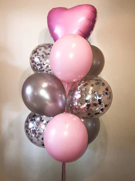 组成的氦气球的粉红色 透明的五彩纸屑和心脏的粉红色的颜色 一个美丽的节日装饰 — 图库照片