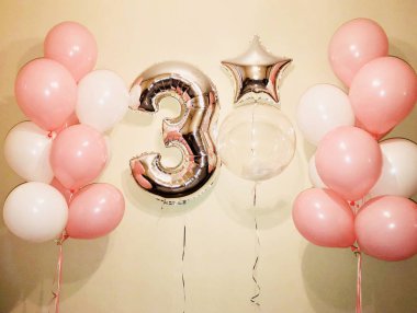 Helyum balon beyazlara ve büyük sayı üç gümüş renk saydam kürenin beyaz, gümüş, pembe, büyük bir kompozisyon. 3 yaşındaki bir kız için hediye