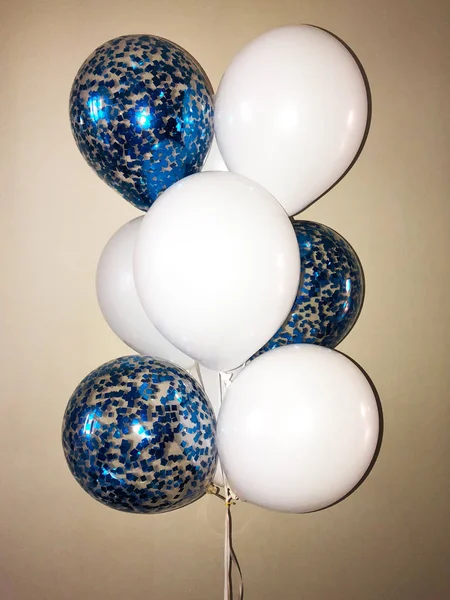 Hélium Ballonok Összetétele Fehér Világos Kék Konfetti Átlátható Hihetetlenül Gyönyörű — Stock Fotó